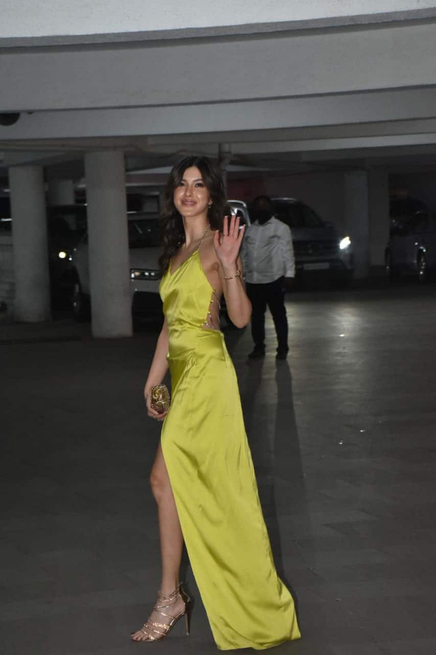 Shanaya Kapoor rocks her stunning look!