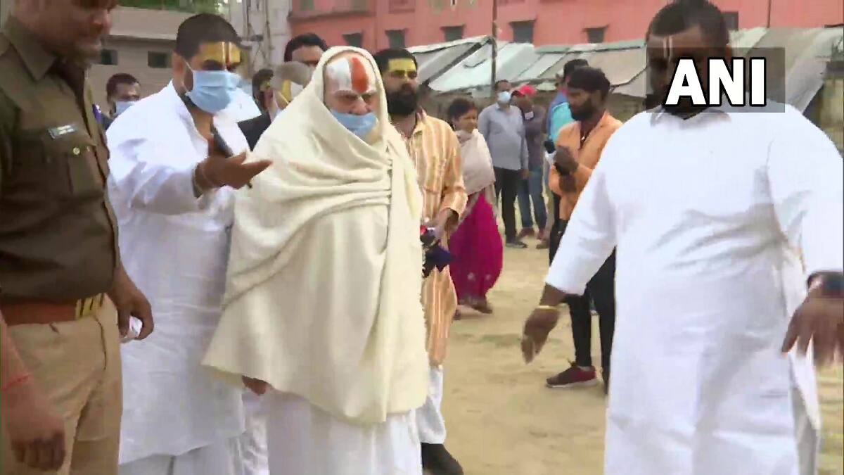 Mahant Gyan Das castes his vote in Ayodhya