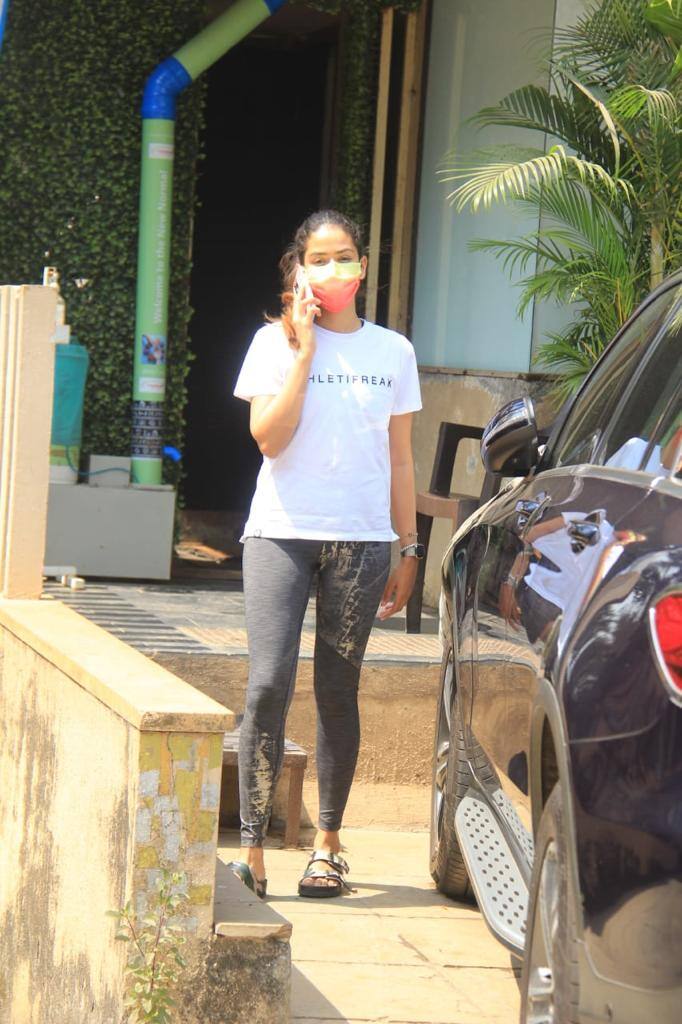 Shahid Kapoor and Mira Rajput come in their Mercedes to the gym