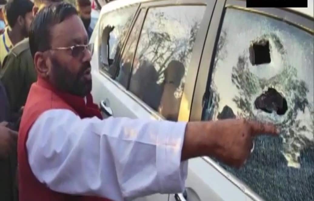 SP leader Swami Prasad Maurya&#039;s convoy attacked, his BJP MP daughter comes in support