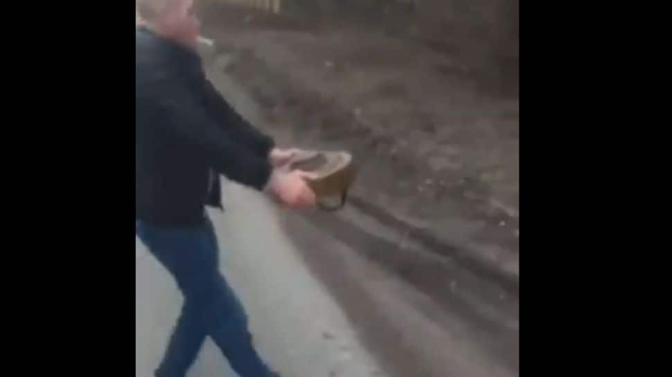 Regardez: Un Ukrainien enlève une mine terrestre à mains nues pour dégager la route pour l’armée et reçoit des éloges |  Nouvelles du monde