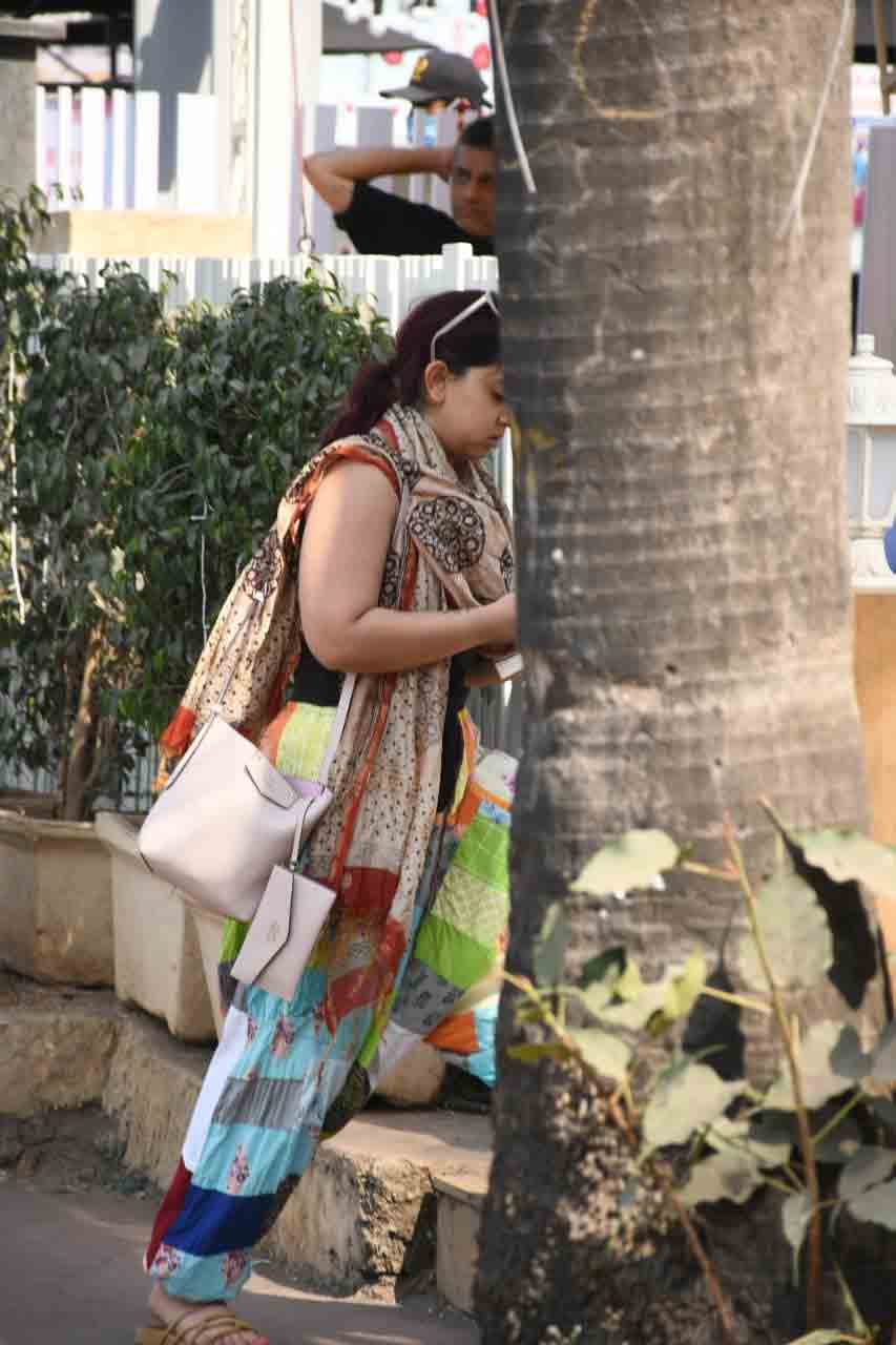 Ira Khan outside coffee shop