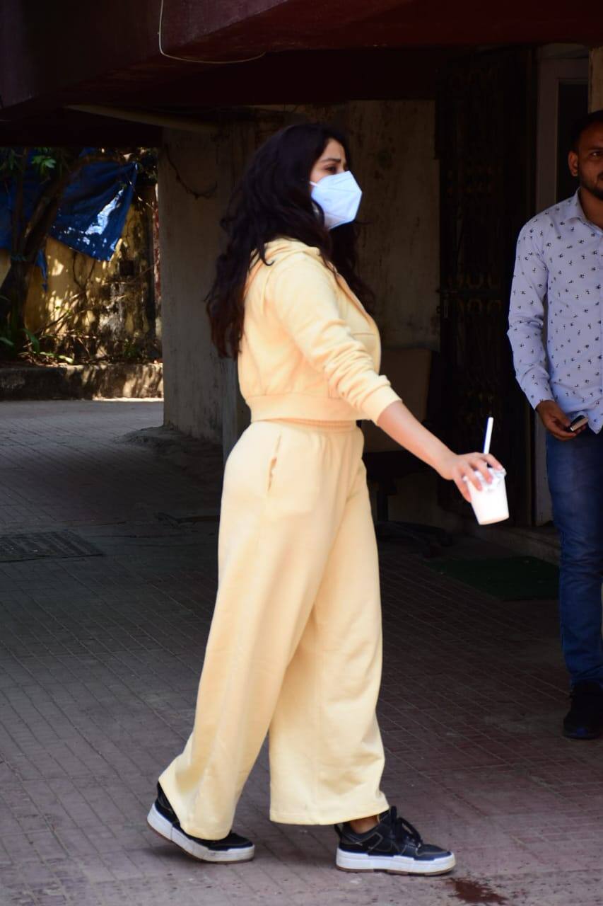 Janhvi Kapoor looks fresh in pastel yellow co-ords, black shoes: In ...