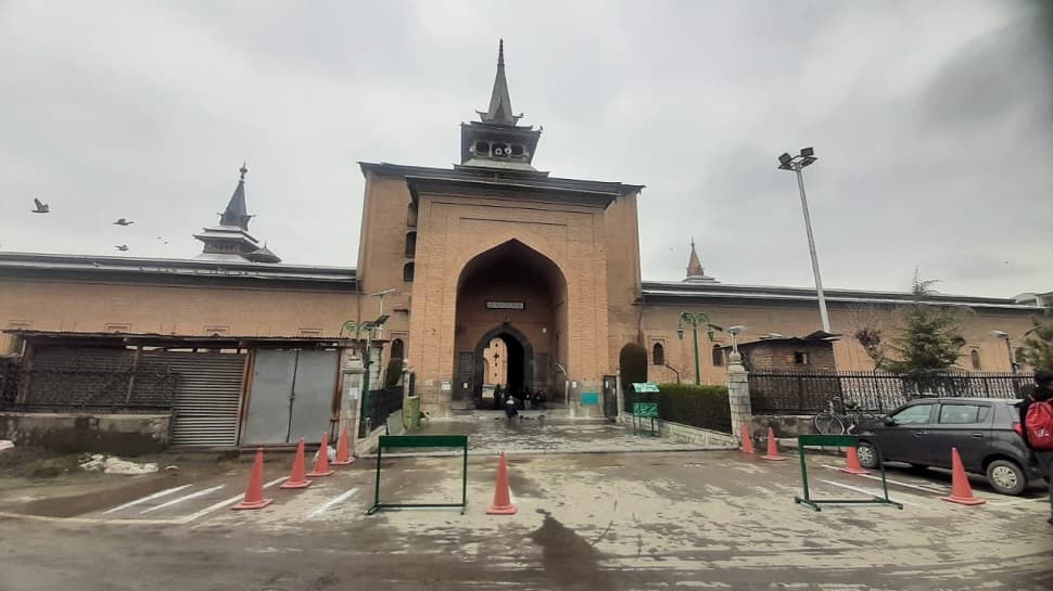 Kashmir&#039;s historic Jamia Masjid reopens for Friday prayers after 30 weeks