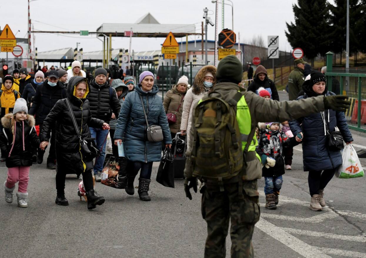 People crossing the Ukrainian-Polish border
