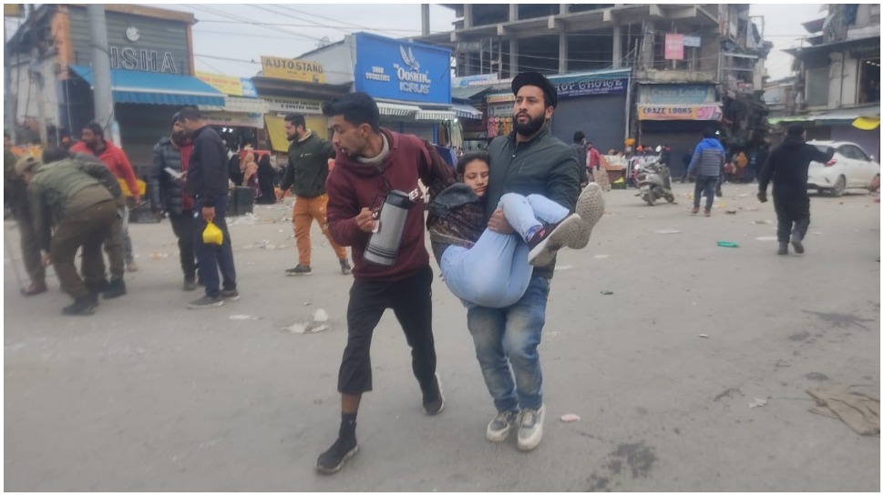 Grenade attack in Srinagar; 1 dead, 24 including police personnel injured Grenade attack in Srinagar; 1 dead, 24 including police personnel injured