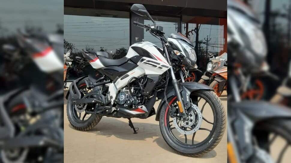 Bajaj Pulsar NS 160 unveiled in white colour with black alloys