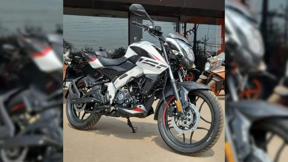 Bajaj Pulsar NS 160 unveiled in white colour with black alloys ...