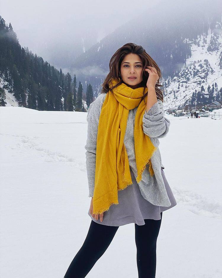 Jennifer Winget chills in Kashmir!