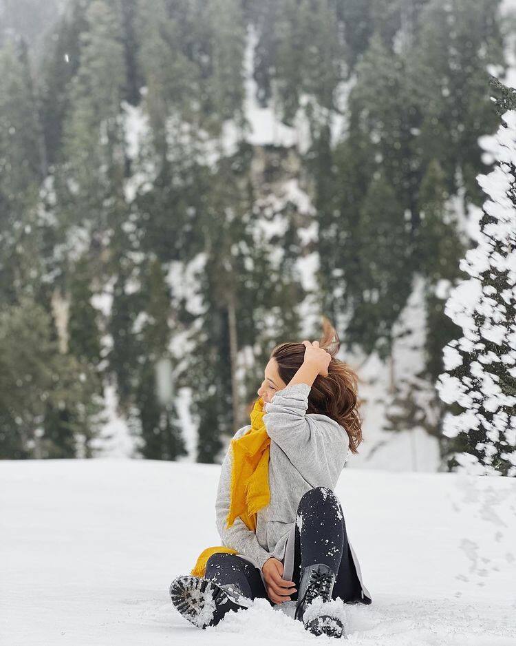 TV actress Jennifer Winget enjoys snow-capped mountains of Kashmir