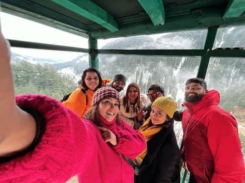 Jennifer Winget with her bunch of friends in Kashmir