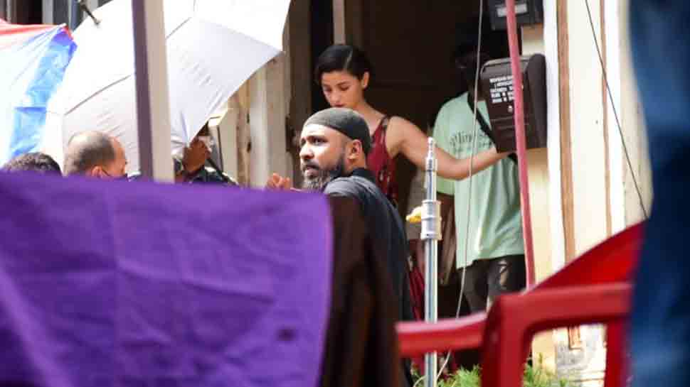 Days after dinner date with beau Ranbir Kapoor, Alia Bhatt spotted on shoot location, check photos