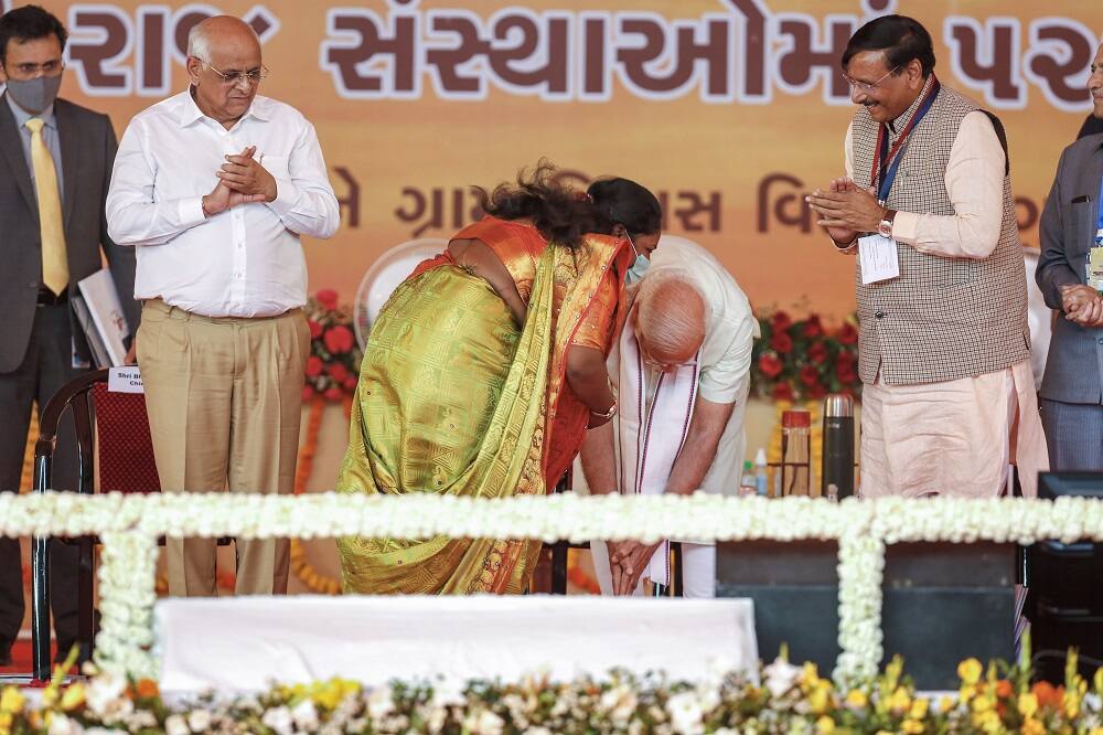 PM Modi paid respect to a female sarpanch during Mahapanchayat 