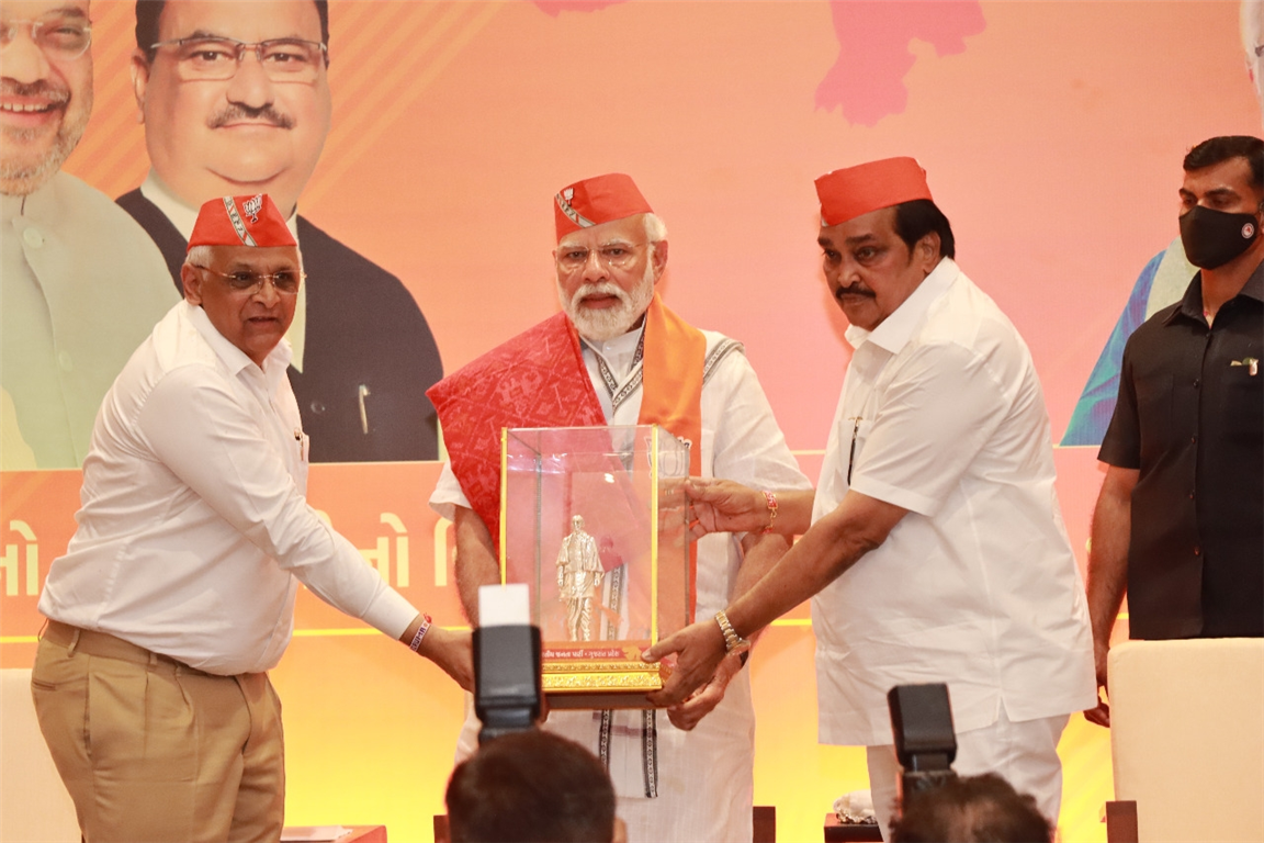 Gujarat BJP leaders felicitated PM Modi at Shree Kamalam