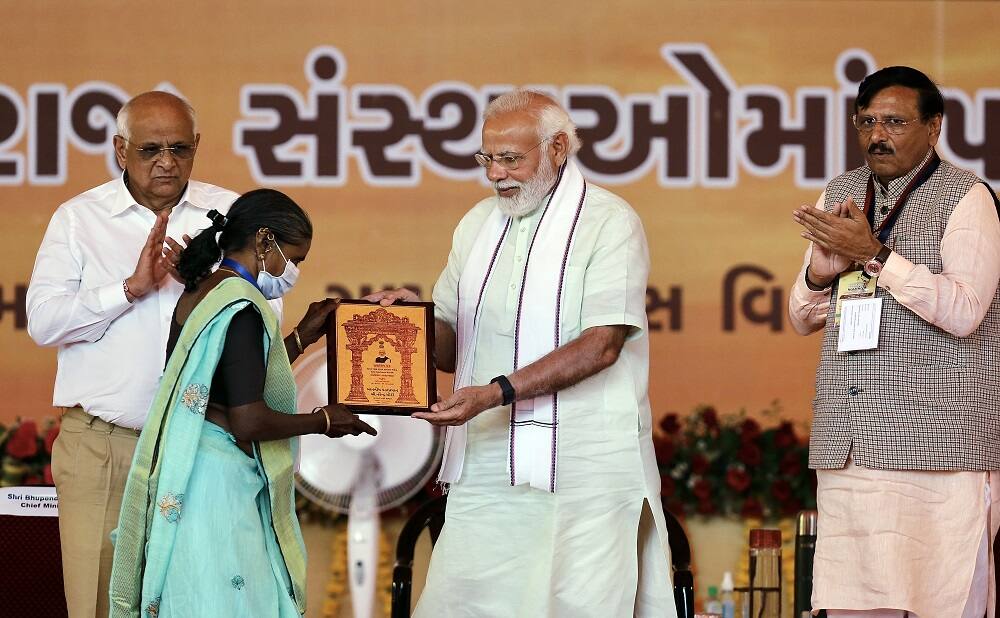 PM Modi felicitated female sarpanch in Ahmedabad during Mahapanchayat
