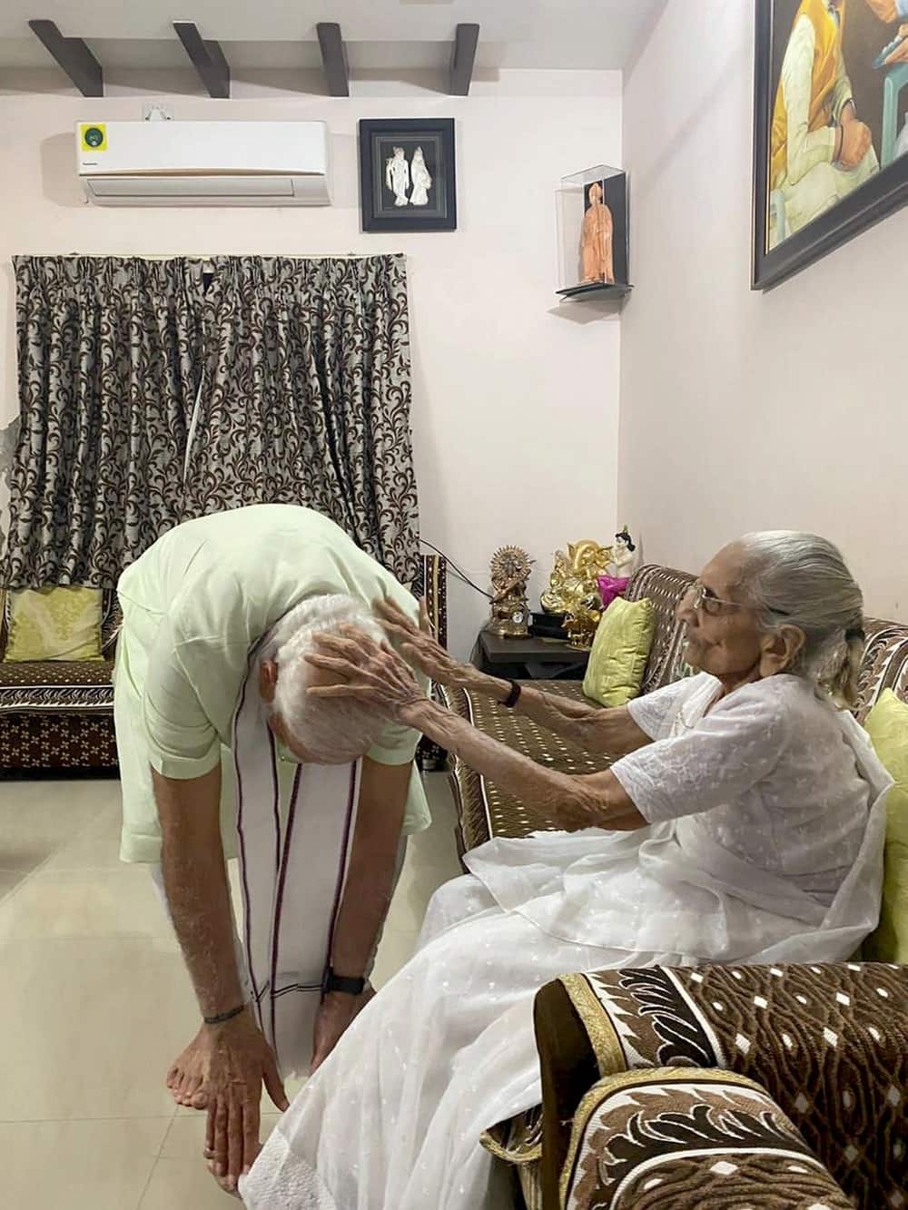 PM Narendra Modi a rencontré sa mère à Gandhinagar