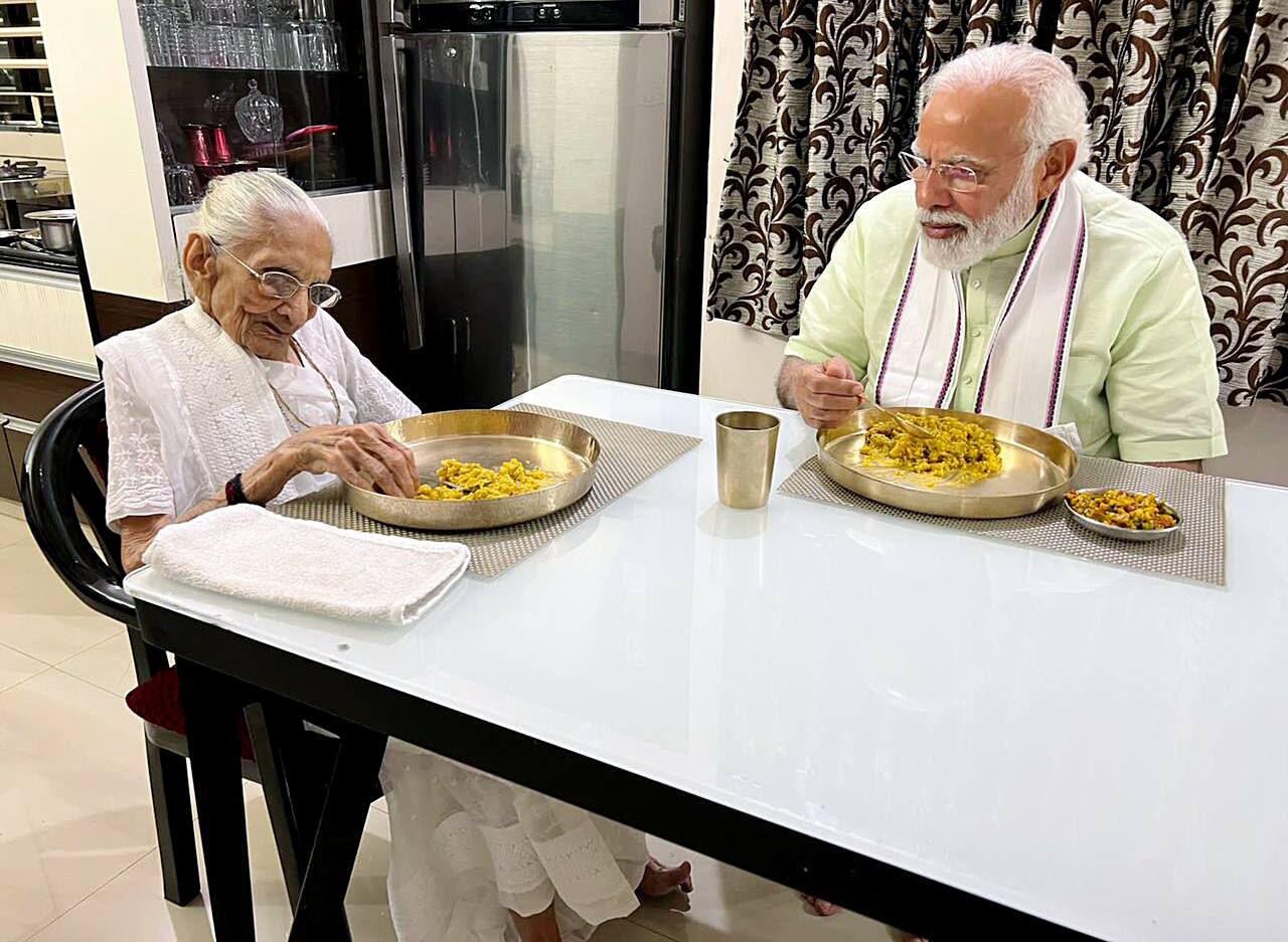 PM Modi a partagé le dîner avec sa mère, Hiraba
