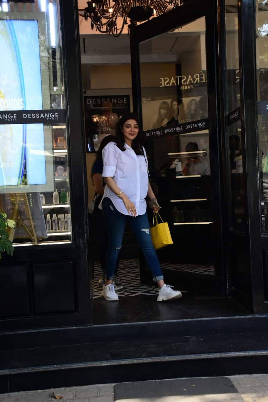 Preggers Kajal Aggarwal flaunts her baby bump, spotted at designer ...