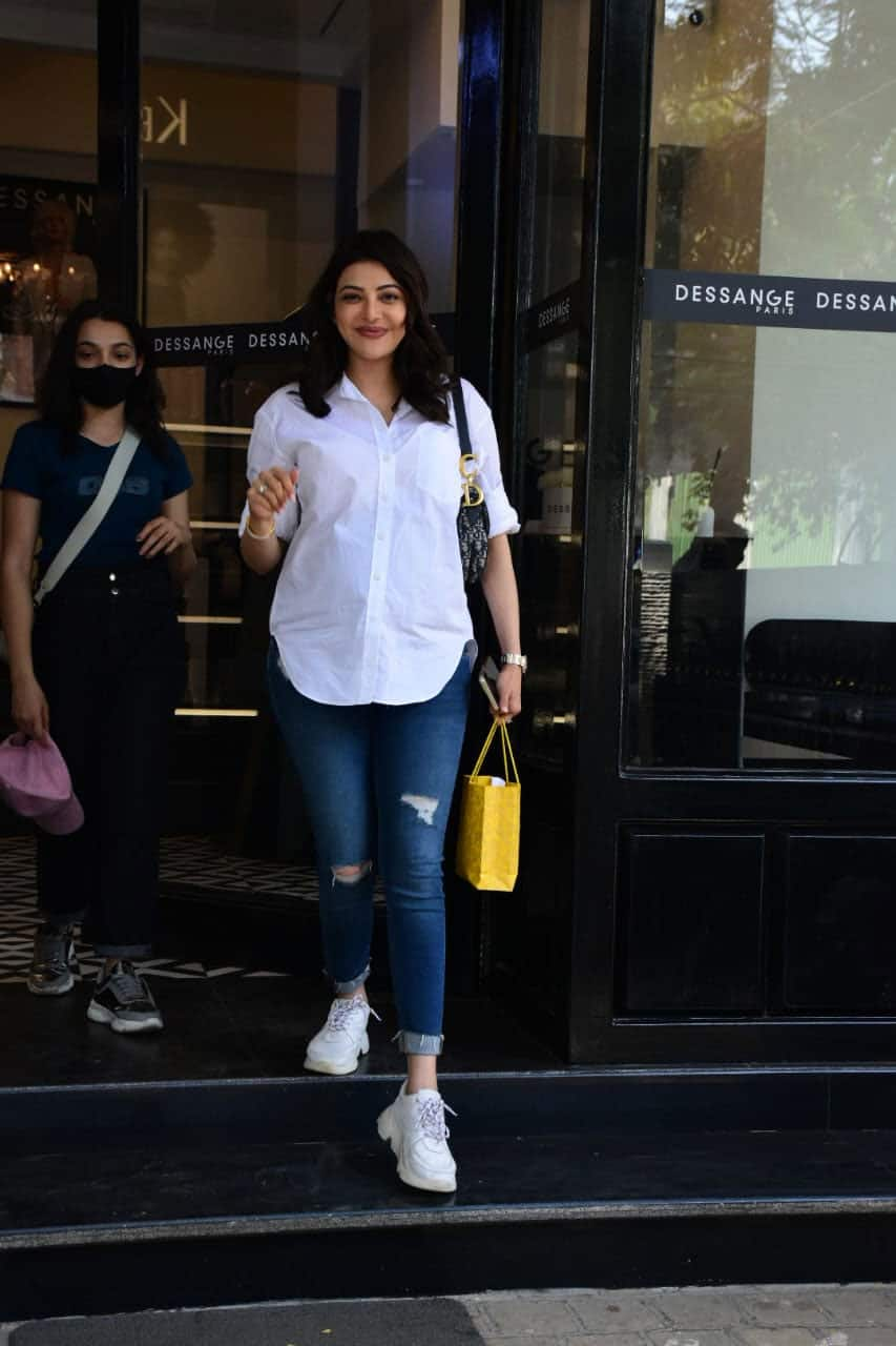 Kajal Aggarwal flaunts her baby bump!