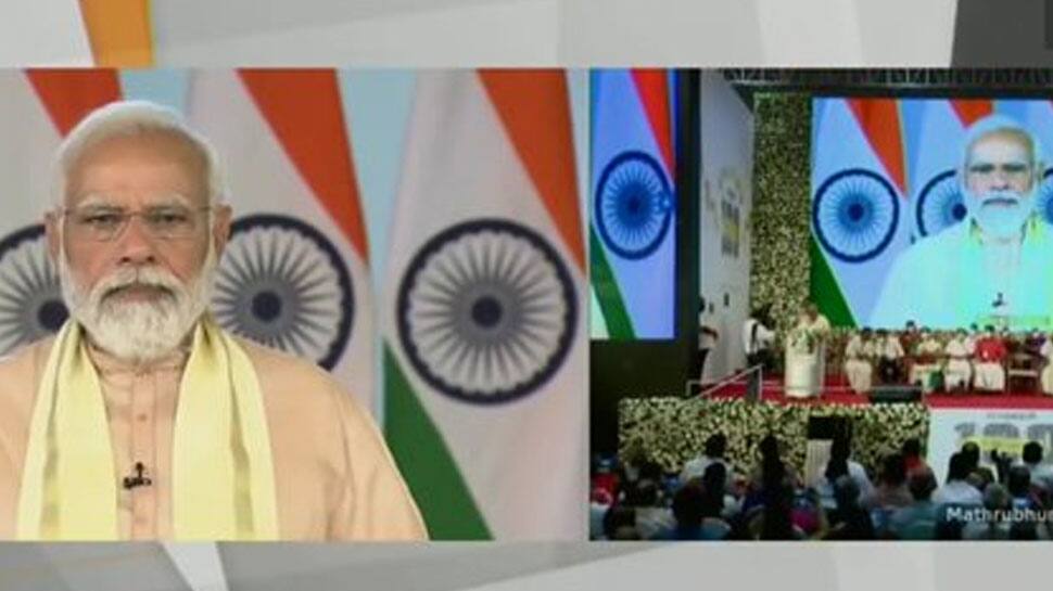 PM Narendra Modi hails &#039;positive role&#039; of media in promoting Yoga, Swachh Bharat , &#039;Beti Bachao, Beti Padhao&#039; campaign