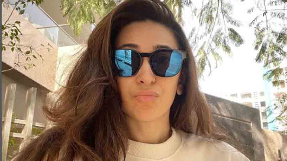 Karisma Kapoor extends Holi greetings, shares throwback picture with Randhir Kapoor, Babita