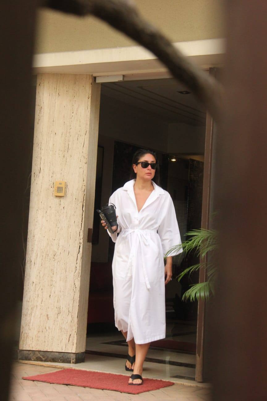 Kareena wears black sandals for the outing