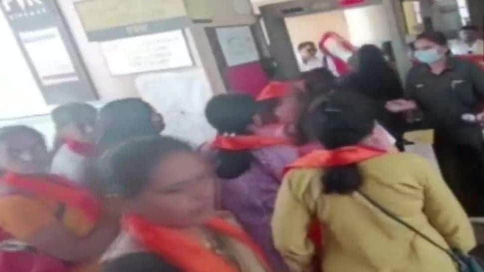 &#039;The Kashmir Files&#039;: Scuffle after women made to remove saffron stoles for entry into theatre in Nashik