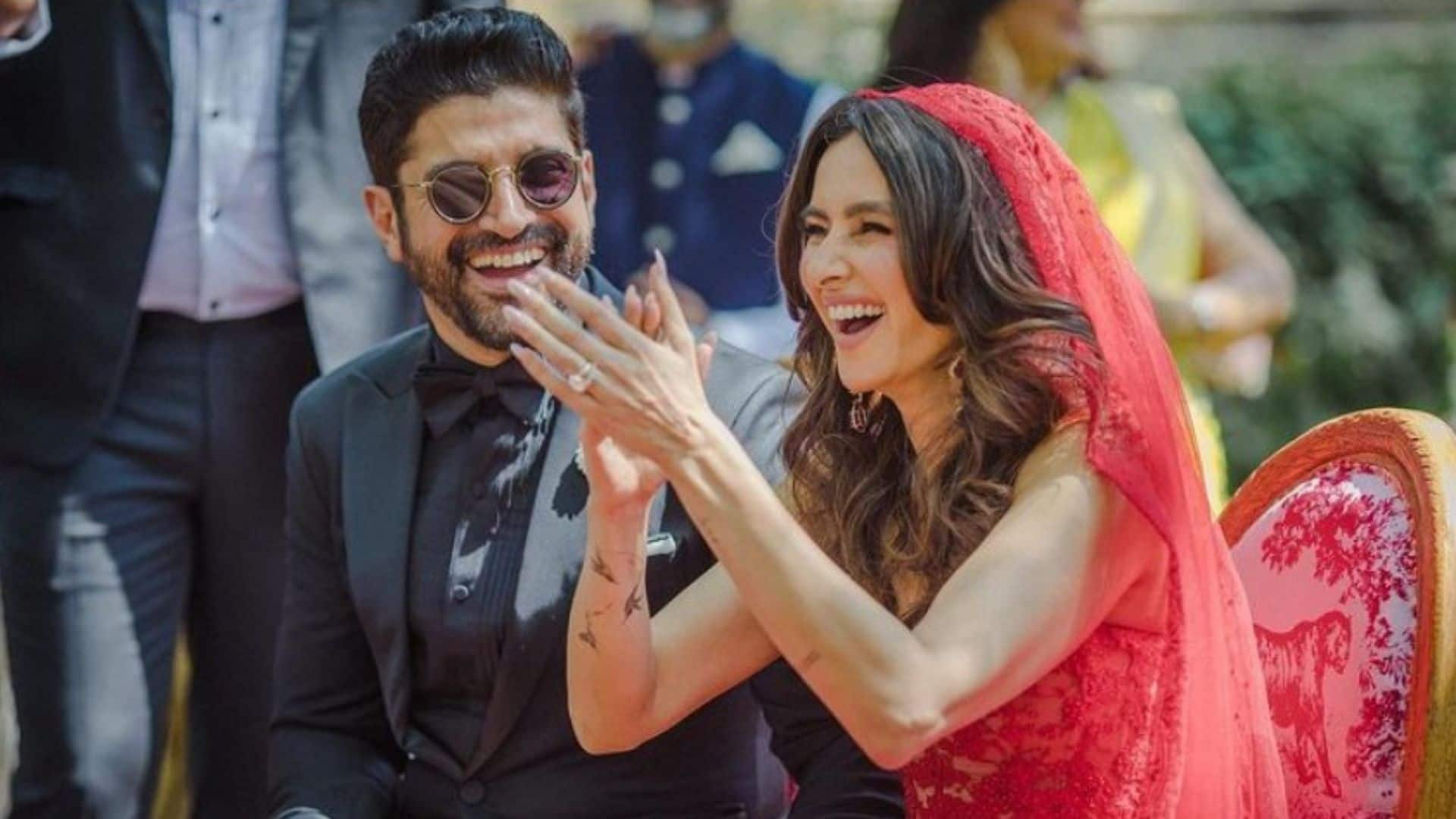 Farhan Akhtar can&#039;t take his eyes off Shibani Dandekar in new pic, says &#039;tum hastee raho bas&#039;