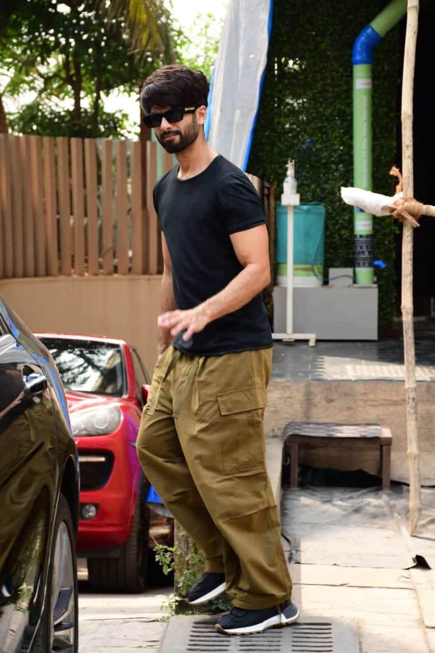 Shahid Kapoor makes a splash at the airport in a grey tracksuit – see pics!  | Hindi Movie News - Times of India