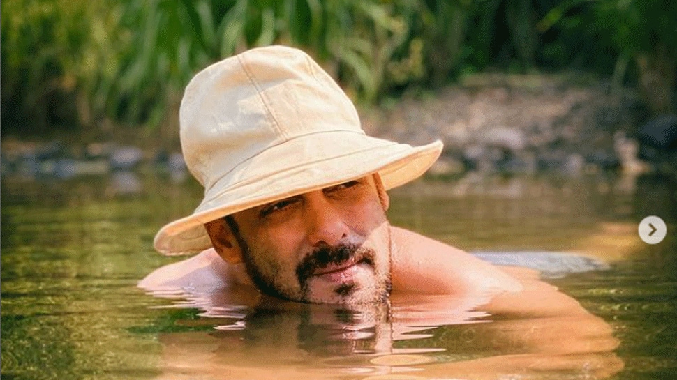 Salman Khan makes heads turn, beats the heat by taking a dip in pond, check out latest PIC