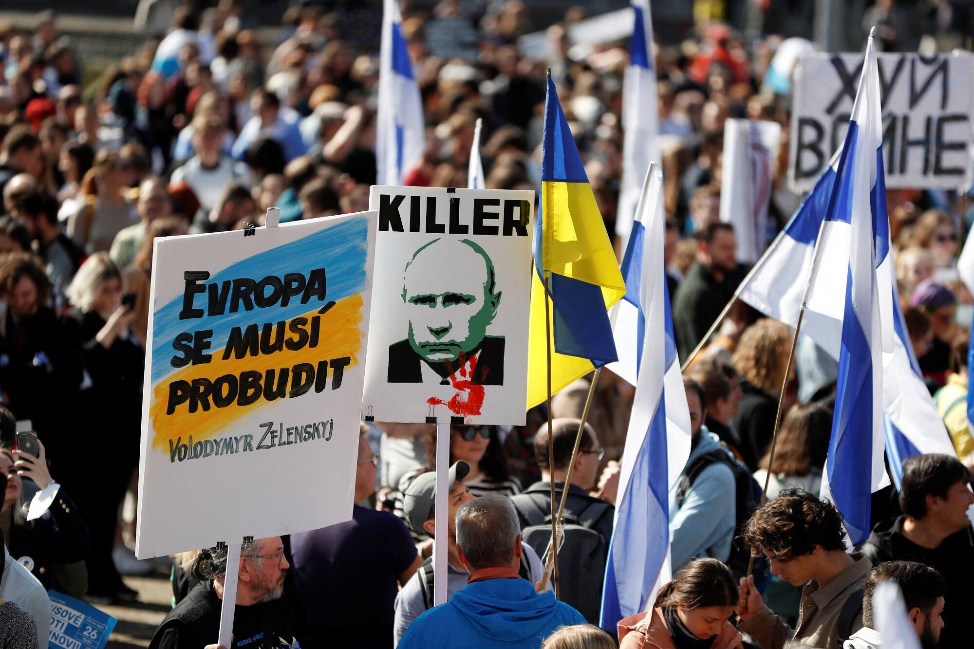Russian community in Prague protests against Putin