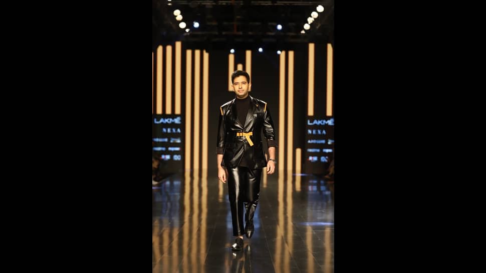 AAP&#039;s Raghav Chadha just walked the ramp at Lakme Fashion Week and nobody can miss this VIDEO!