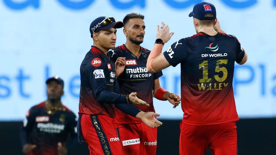 RCB pacer Harshal Patel completed 150 wickets in T20 matches in the match against PBKS in IPL 2022. Harshal ended up with figures of 1/36 in the match. (Photo: ANI)
