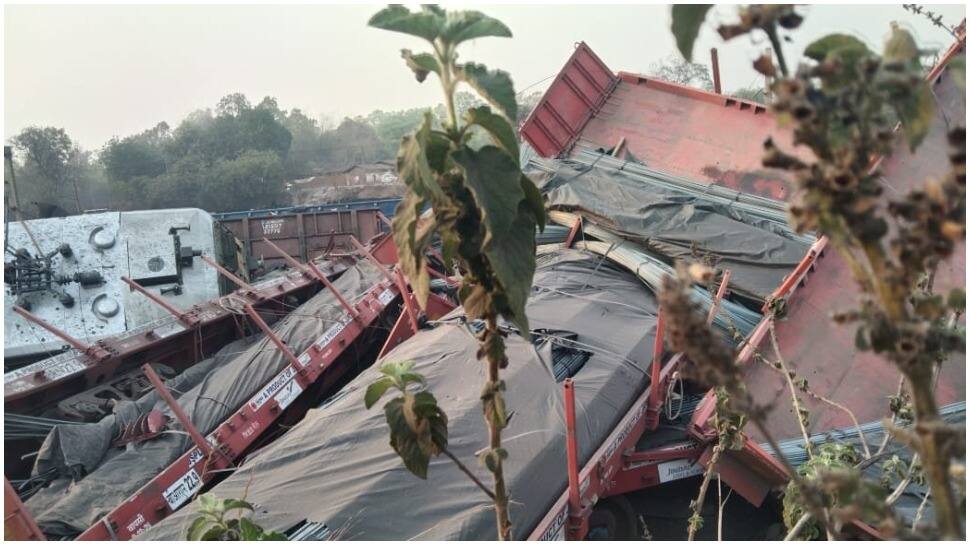 7 wagons of goods train, including engine, derail in Chhattisgarh&#039;s Raigarh