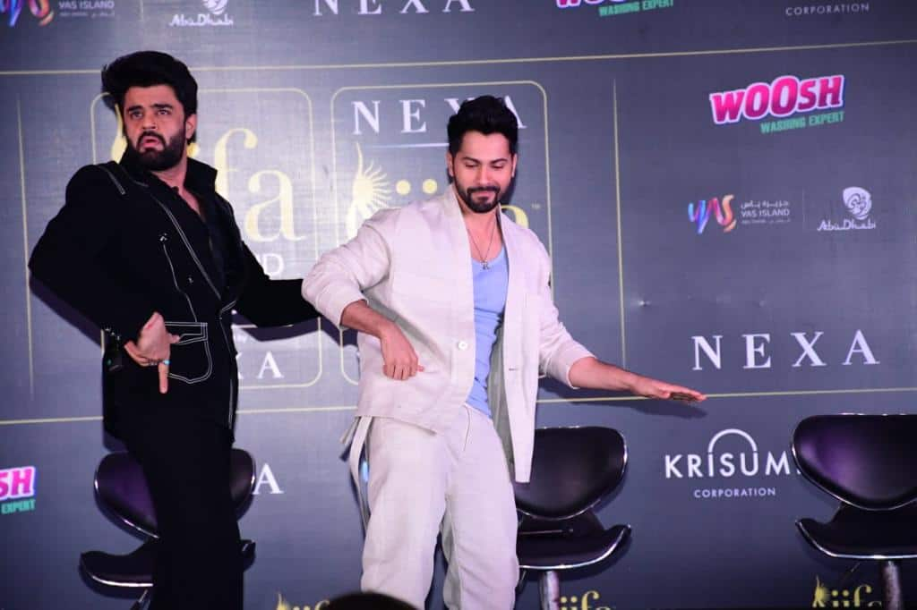 Varun Dhawan and Maniesh Paul clicked dancing