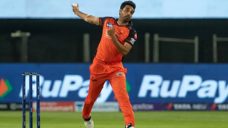 Sunrisers Hyderabad pacer Bhuvneshwar Kumar bowls against Rajasthan Royals in their IPL 2022 match. Bhuvneshwar has now bowled 1,326 dot balls in IPL which is now the most by any player in IPL. He overtook Praveen Kumar (1314 dots) to take the top spot. (Photo: BCCI/IPL)