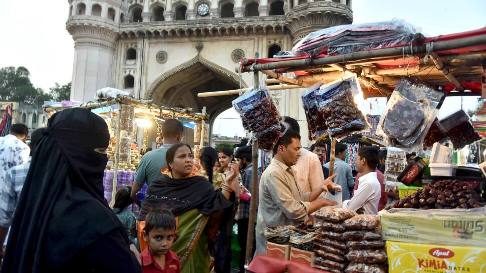 Women shop in Hyderabad for Ramzan