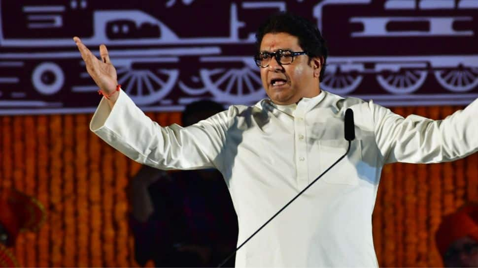 After warning against use of loudspeakers in mosques, Raj Thackeray&#039;s MNS plays Hanuman Chalisa in public - WATCH