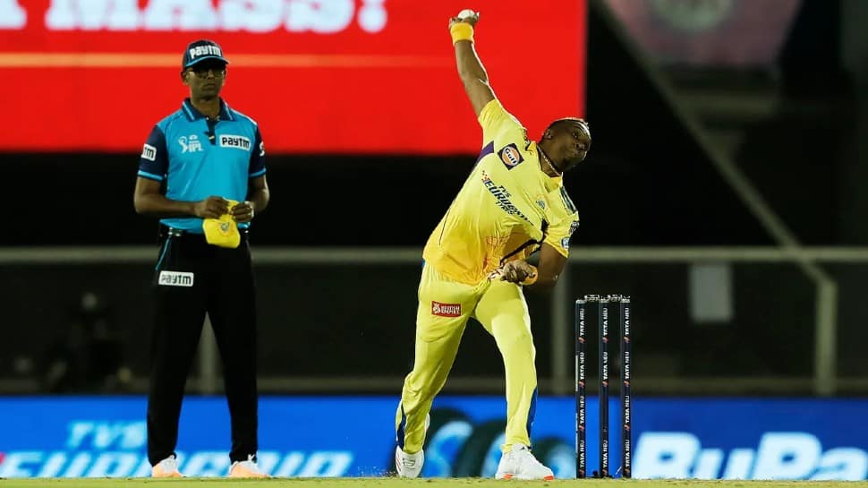 CSK all-rounder Dwayne Bravo bowls against Punjab Kings in their IPL 2022 match on Sunday (April 3). Bravo (24) surpassed Bhuvneshwar Kumar (23) and has now taken the fourth-most wickets against PBKS in the IPL. (Photo: BCCI/IPL)
