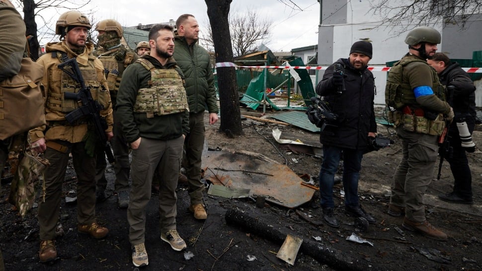 Presiden Ukraina Zelenskiy mengunjungi Bucha, mengatakan ‘kejahatan perang’ Rusia mempersulit negosiasi |  Berita Dunia
