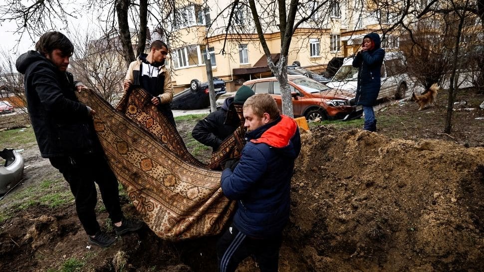 Mayat hangus, kuburan massal: Pemandangan mengerikan muncul dari Bucha Ukraina, Rusia menyangkal membunuh warga sipil |  Berita Dunia