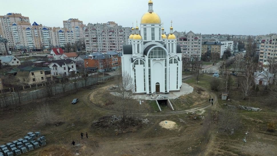 Mass graves in Russia's beleaguered city, Bucha