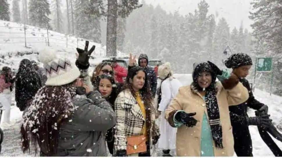 Kashmir witness record tourist footfall, highest in 10 years