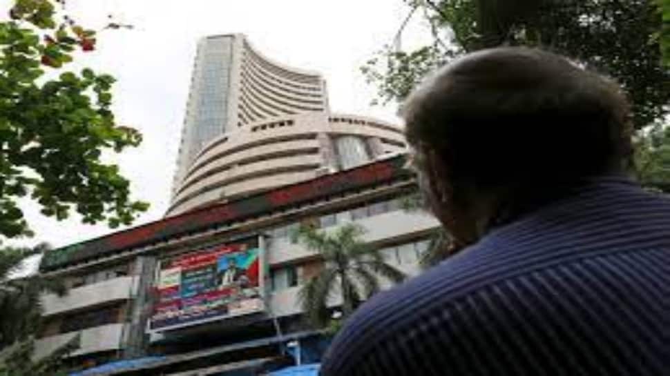 Sensex declines over 388 points; Nifty tests 17,500 on weak global cues