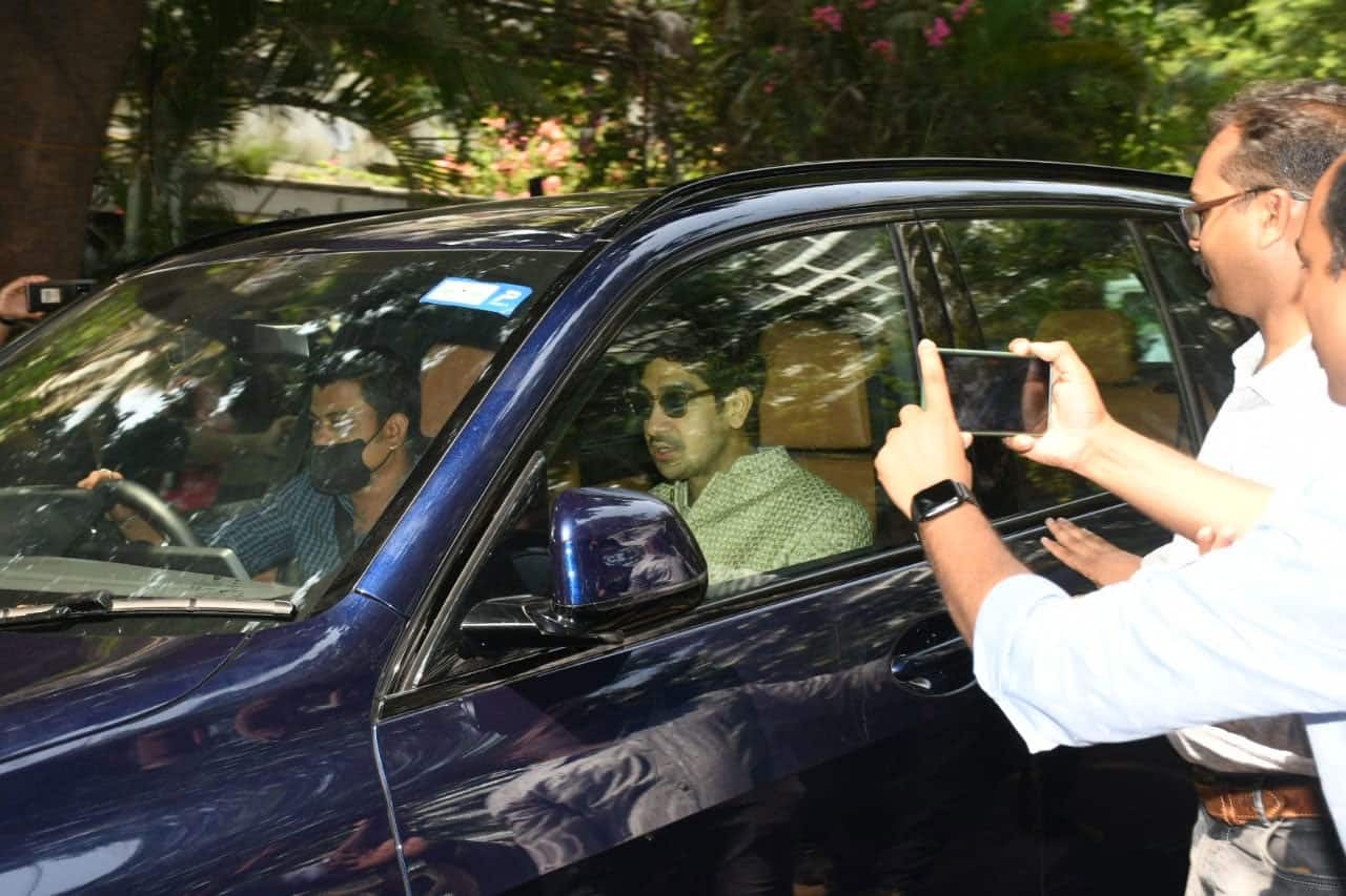 Ayan Mukerji arrives at Vastu apartment