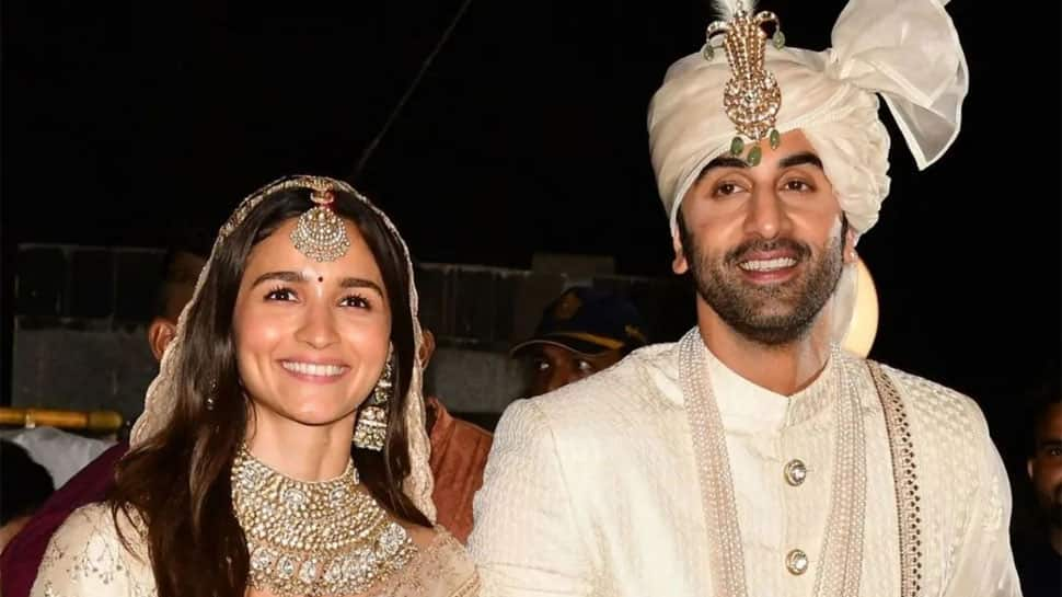 Ranbir Kapoor kneels down for his ladylove Alia Bhatt at varmala ceremony, WATCH inside video