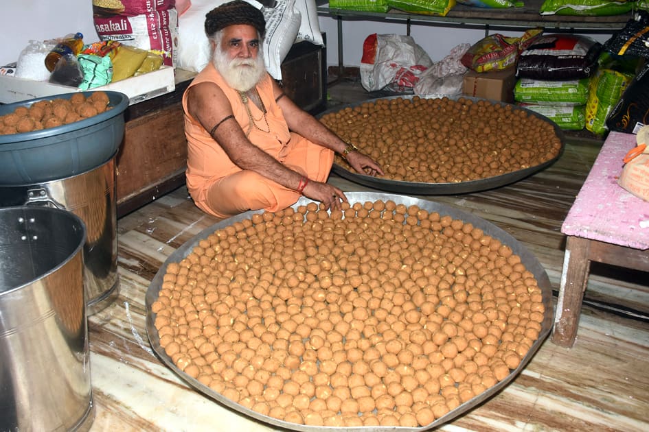 Saint prepares 'Laddu' at Panchmukhi Hanuman Mandir