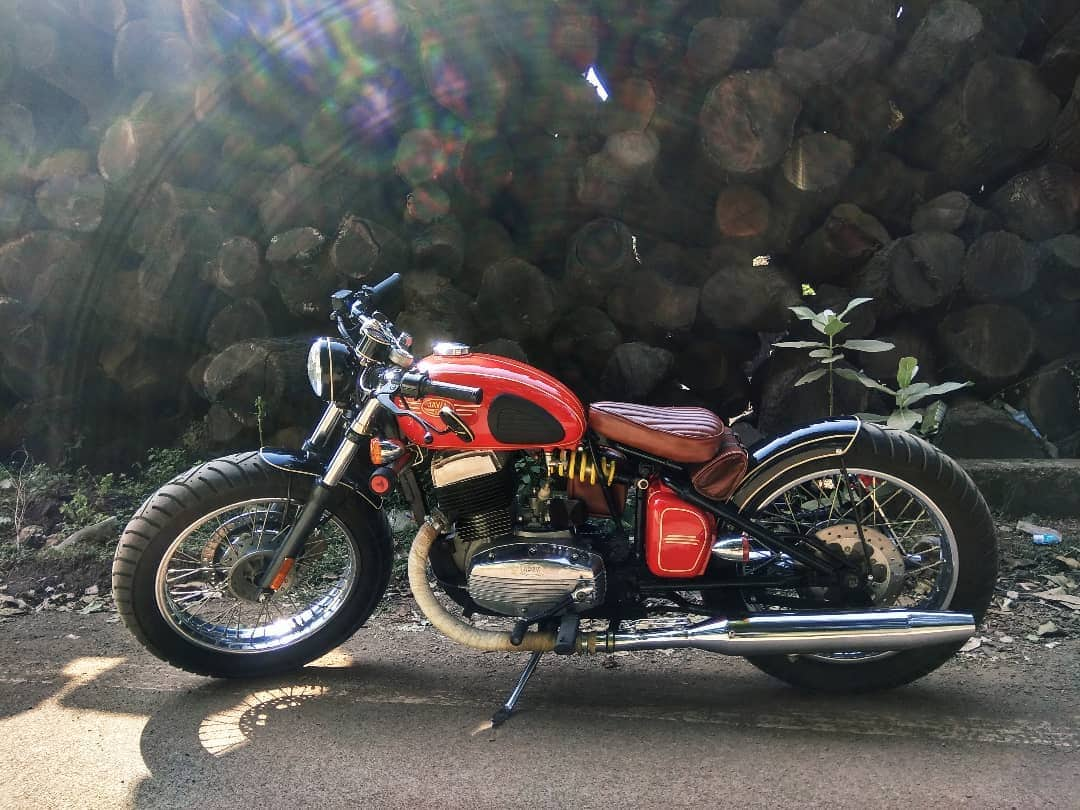 Old Yezdi motorcycle modified into an amazing looking Bobber, watch video