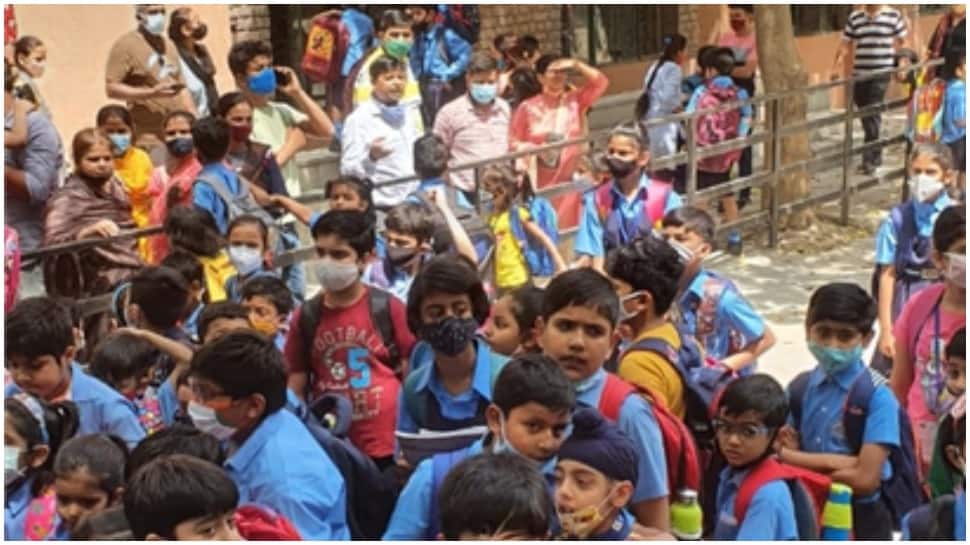 Orang tua di Noida memprotes dengan ‘menyemir sepatu’ terhadap kenaikan biaya sekolah swasta |  Berita India