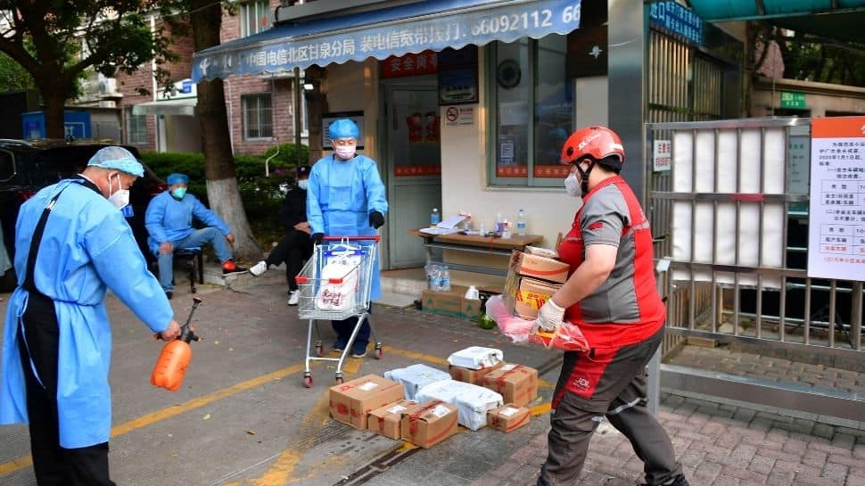 Shanghai steps up quarantine transfers as new Covid-19 cases decline